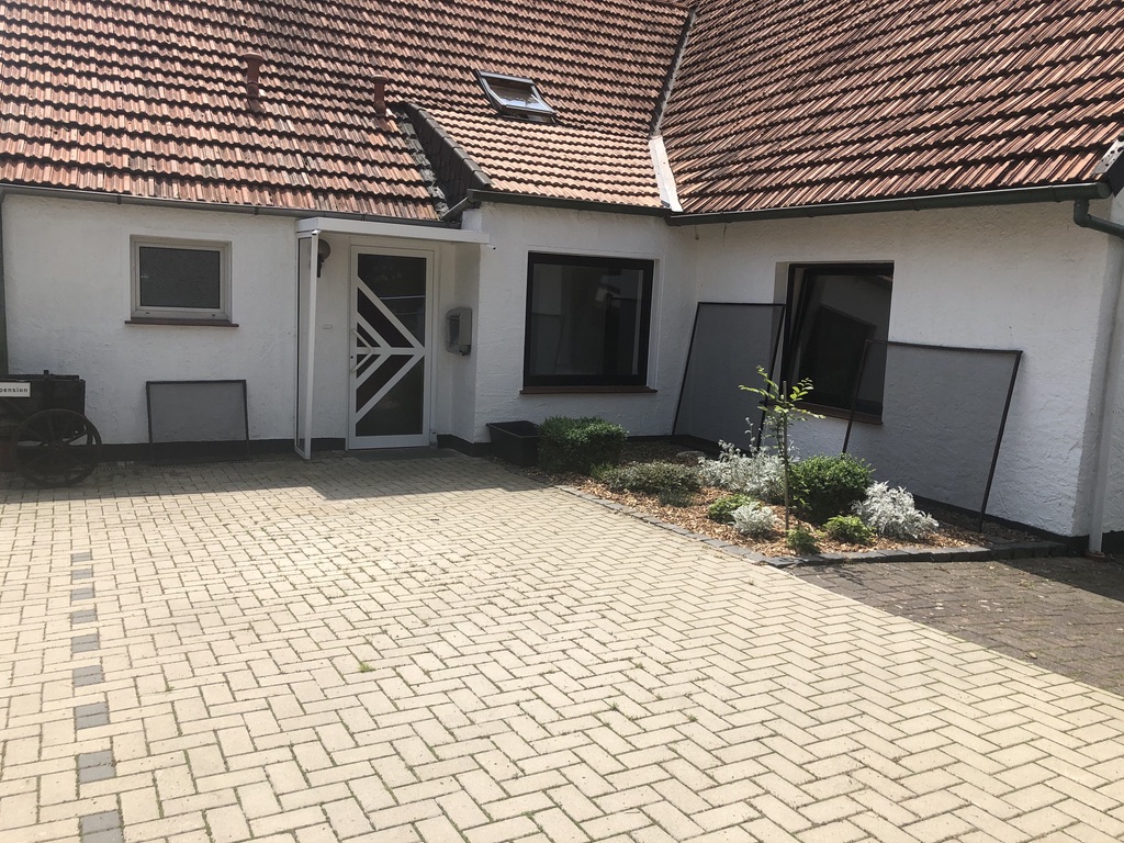 Außenansicht PKW Stellplatz    |   Haustür