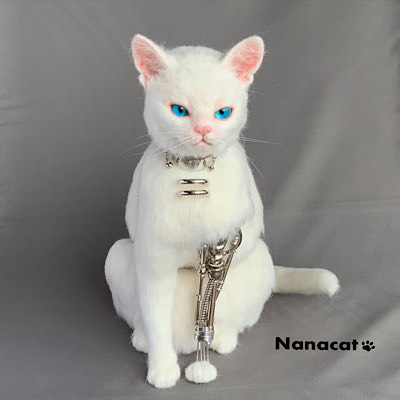 【にゃんドロイド白母猫】仔猫を育てる為ににゃんドロイドになったのか？母猫ロボットなのか？おっぱい大きいです。