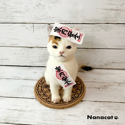 【にゃんかちがう　お札】2019.7　魔法陣の上の三毛猫仔猫にはなぜかお札が・・・にゃんか違うんです。