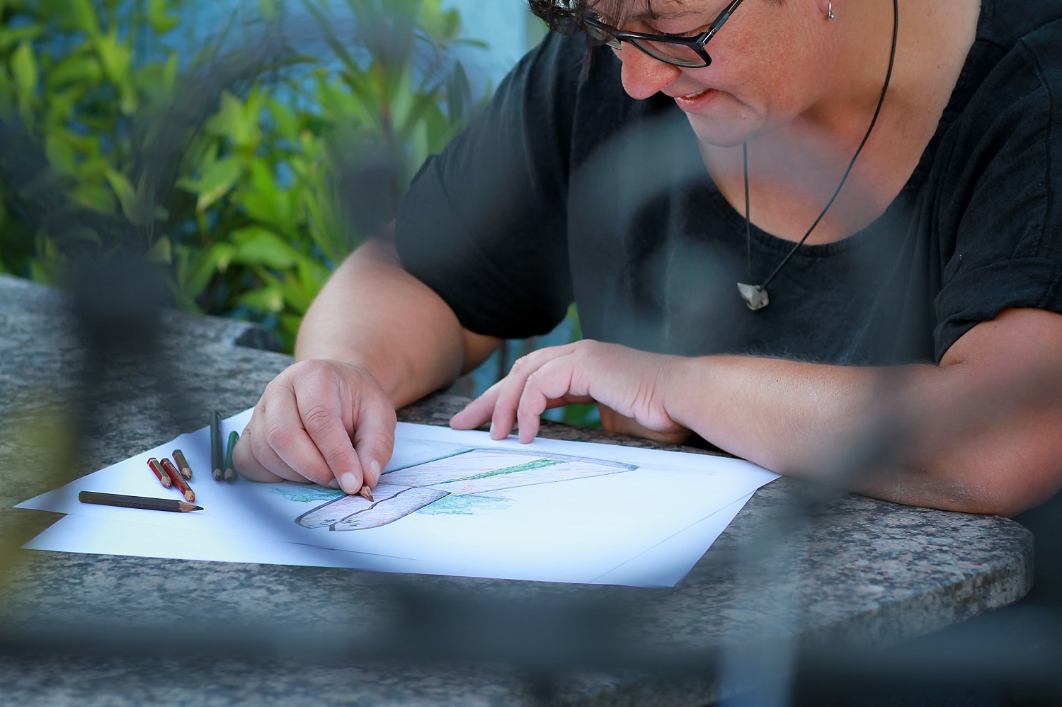 Carola Sonntag beim Entwurf zeichnen für einen Grabstein
