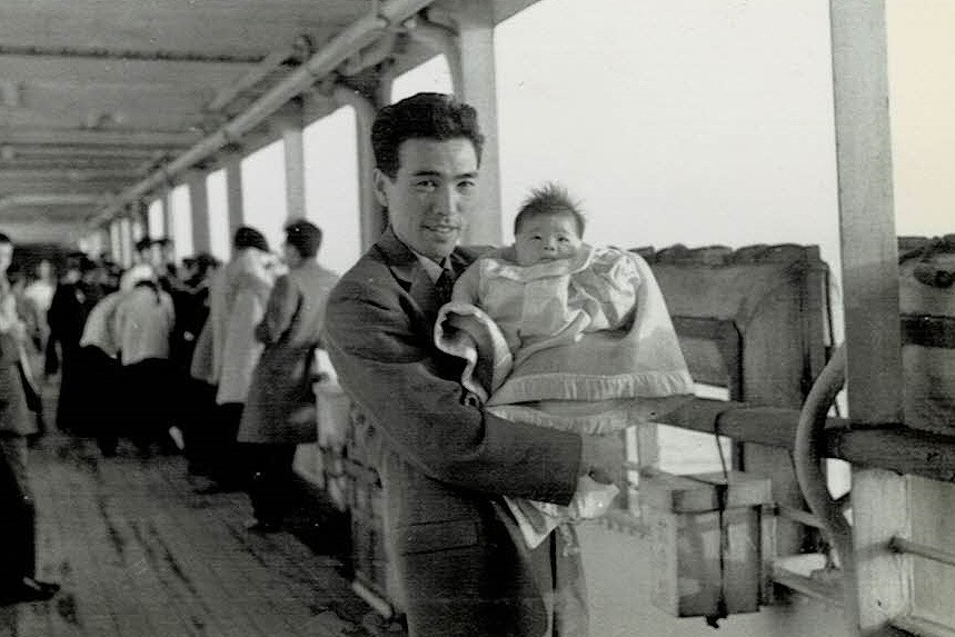 写真：父に抱っこされ、青函連絡船で北海道まで（生後2か月）
