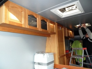 Umbau Bus zu Camper mit allen Geräten und Möbeln