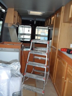 Umbau Bus zu Camper mit allen Geräten und Möbeln