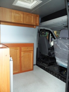 Umbau Bus zu Camper mit allen Geräten und Möbeln