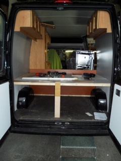 Umbau Bus zu Camper mit allen Geräten und Möbeln