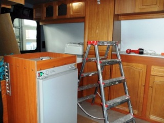 Umbau Bus zu Camper mit allen Geräten und Möbeln