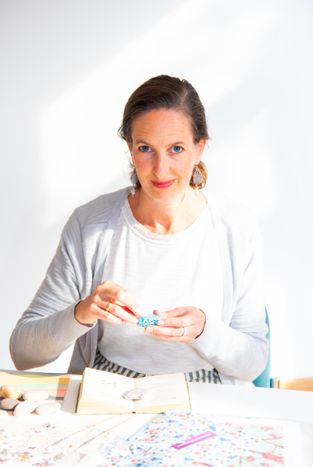 Ines beklebt jeden ihrer Steine mit einer stärkenden Affirmation