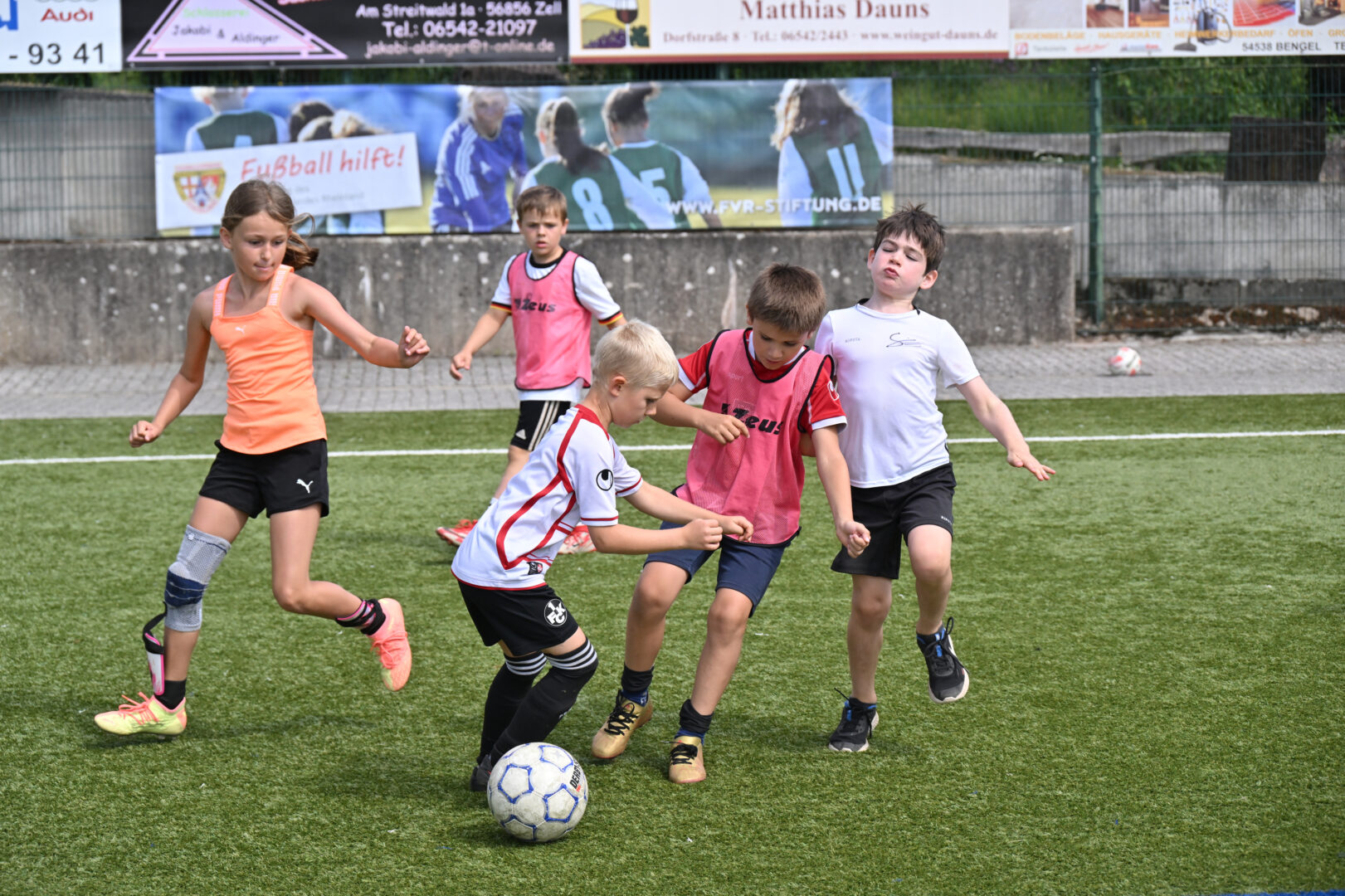 Ferien-Camps Sommer 2022 - Fußball hilft! - Die Stiftung des