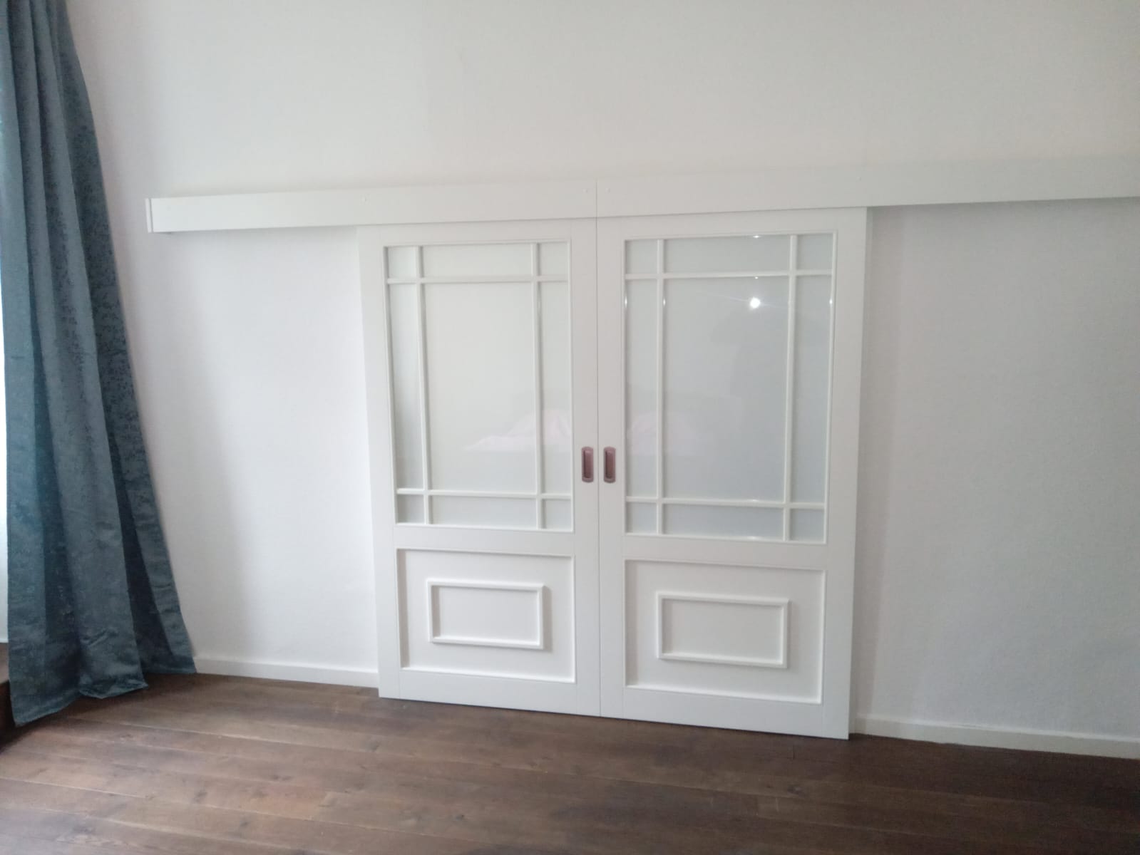 Schiebtüranlage  als Trennung  Wohnzimmer / Schlafzimmer
