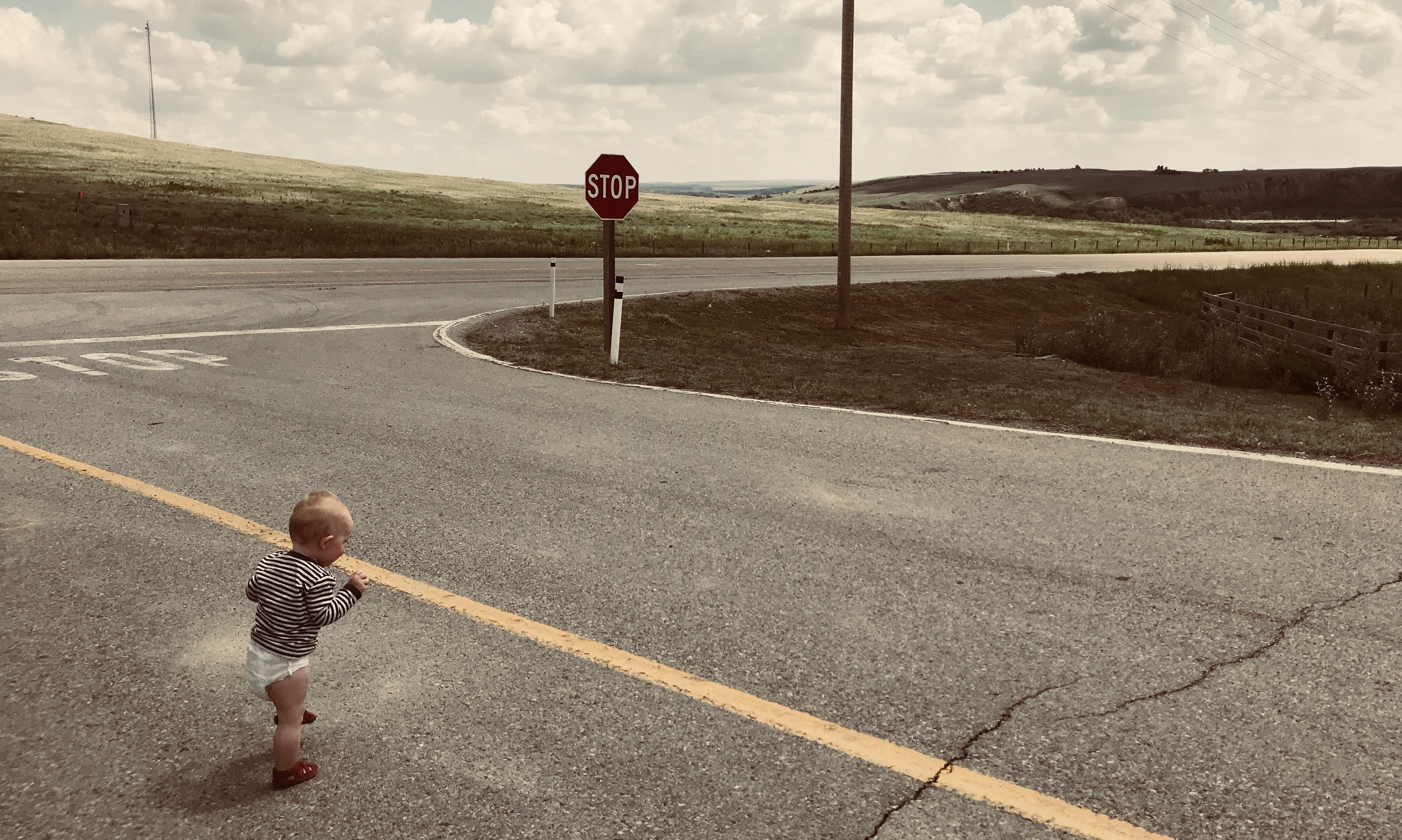Dem Baby gefällt es eigentlich überall, wenn es Rumlaufen darf. Hier in der Mittagshitze vor den geschlossenen Toren des First-Nation-Parks.