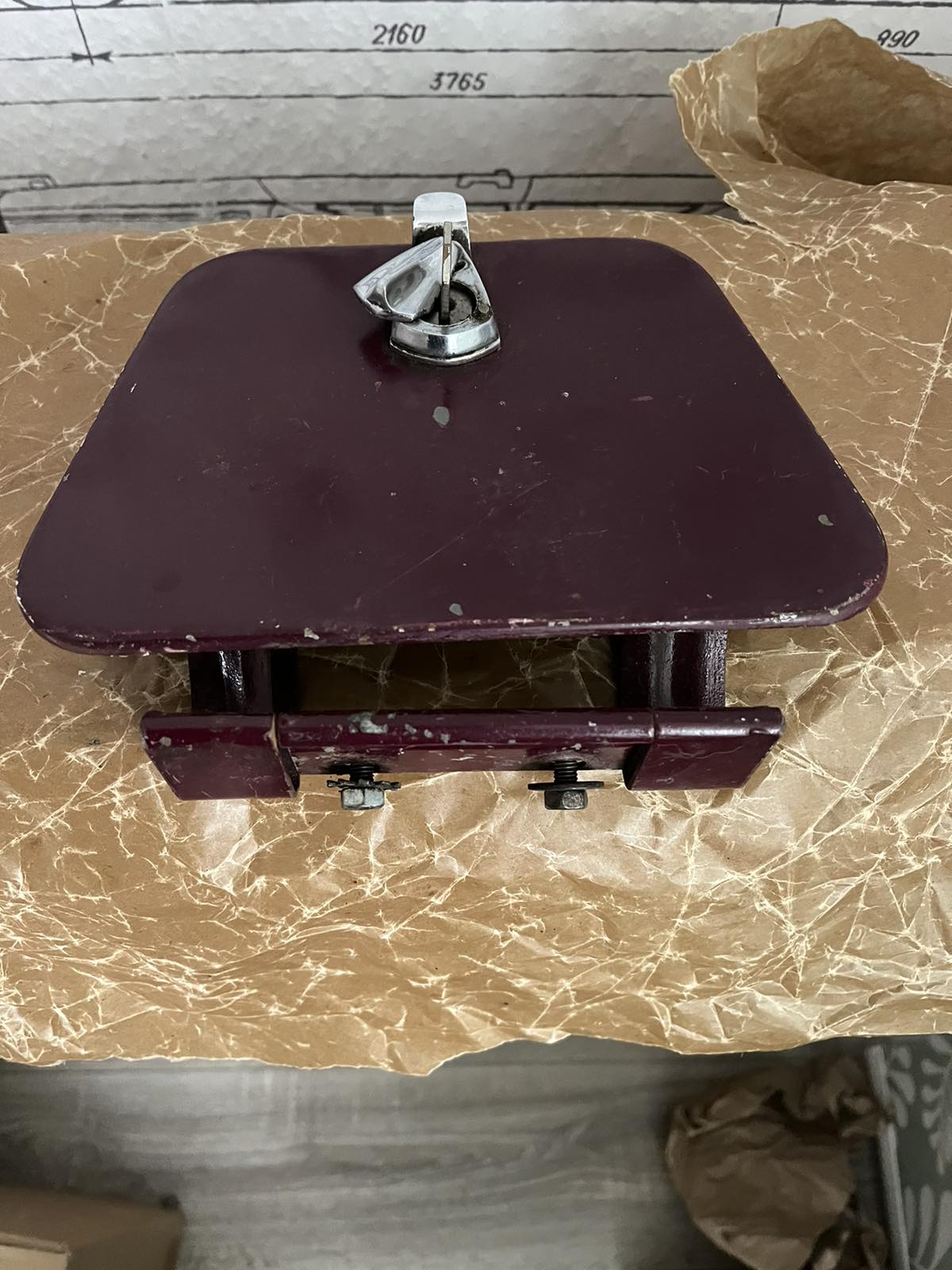 24-8413012-01 Tankklappe mit Schloss und Schlüssel GAZ 24, GAZ-2410 Wolga. Fuel filler flap with lock and key GAS 24, GAS 24-10 Volga. Крышка люка заднего крыла ГАЗ-24, ГАЗ-2410 Волга.