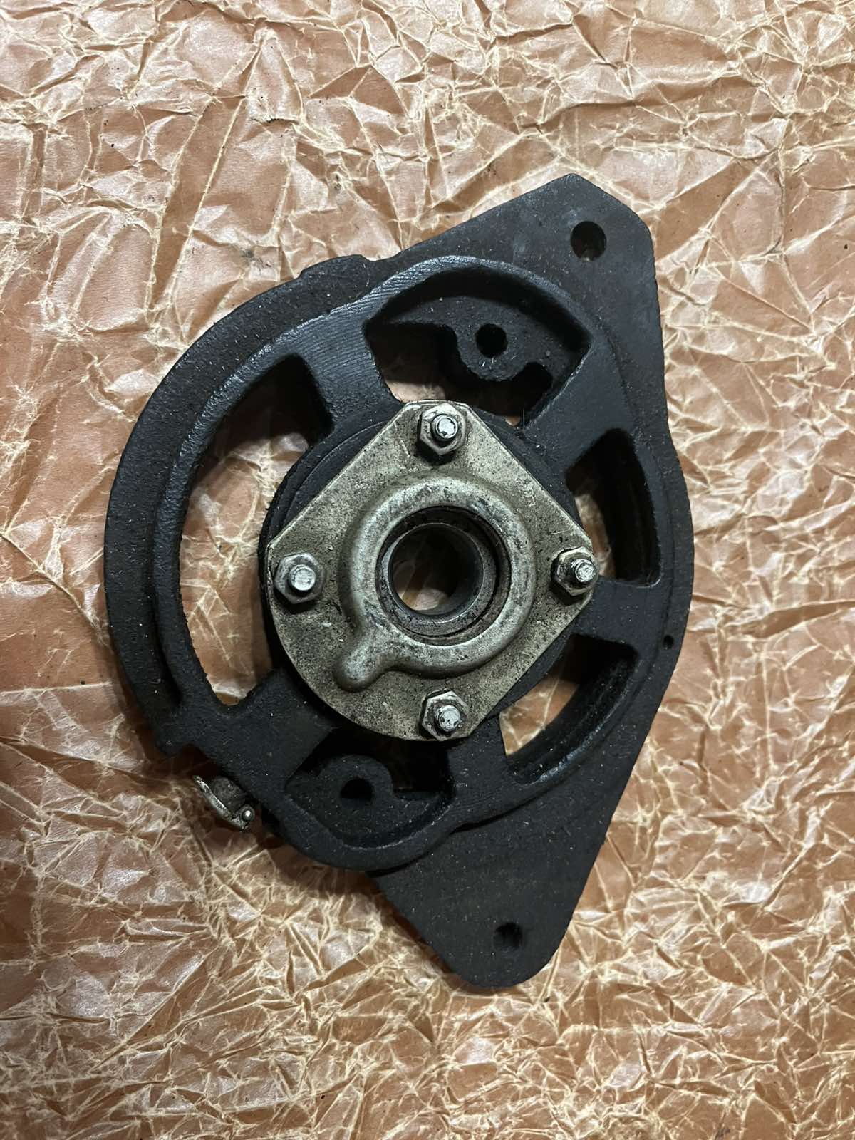Г20-3701400-Б Lagerschild Antriebslagerschild Lichtmaschine Lima GAZ M-21 Wolga. Alternator bearing-cover front GAS 21 Volga. Крышка генератора со стороны привода в сборе автомобиля ГАЗ-21 Волга.
