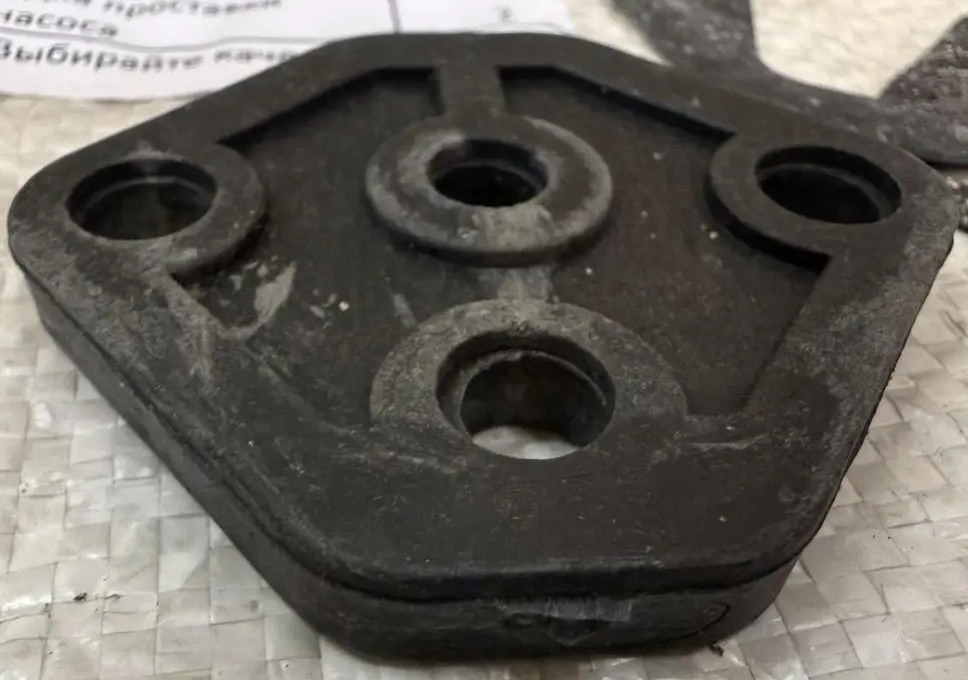 968-1106177 Isolierflansch Dichtung Benzinpumpe ZAZ 968. Washer heat insulation fuel pump SAS 968. Проставка текстолит бензинового (топливного) насоса автомобиля ЗАЗ 968.