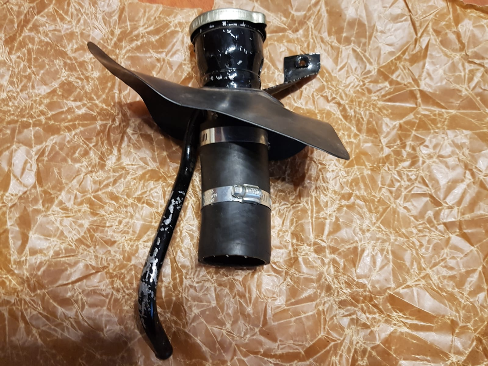 Tankeinfüllstutzen komplett GAZ 24, GAZ 2401, GAZ 24-02 Wolga. Fuel filler neck assembly GAS 24, GAS 2401, GAS 2402 Volga. Труба наливная бака бензинового в сборе ГАЗ 24, ГАЗ 2401, ГАЗ 24-02 Волга.
