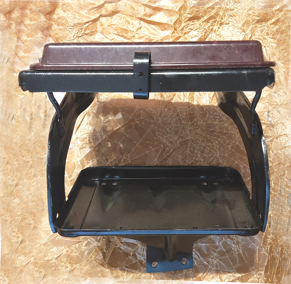 21-3703020-Б1 Batterieträgerblech komplett mit Deckel GAZ 21 Wolga. Battery shelf panel GAS M21 Volga. Основание крепления аккумуляторной батареи ГАЗ М21 Волга.