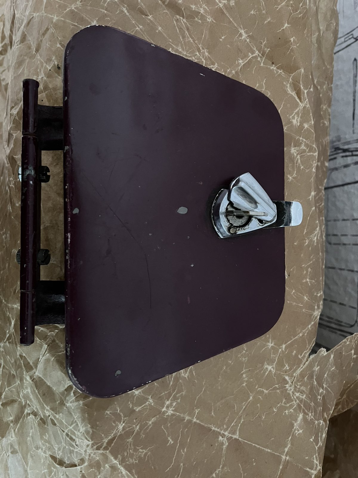 24-8413012-01 Tankklappe mit Schloss und Schlüssel GAZ 24, GAZ-2410 Wolga. Fuel filler flap with lock and key GAS 24, GAS 24-10 Volga. Крышка люка заднего крыла ГАЗ-24, ГАЗ-2410 Волга.