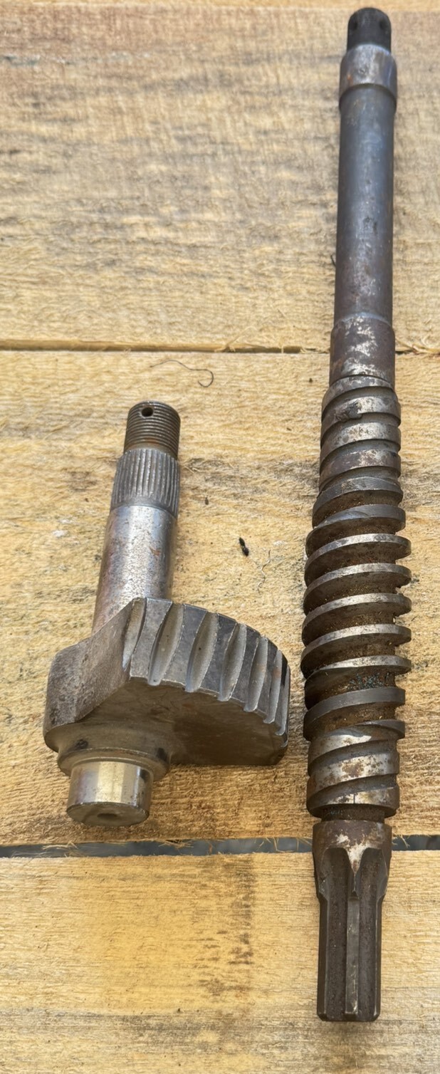 00А.34.22.029 + 700А.14.22.018 Segment + Lenkschnecke K-700, K-700A, K-701 Kirowets. Sector gear + worm gear K-700, K-700A, K-701 Kirovets. Сектор + Вал червяк К-700, К-700А К-701 Кировец.