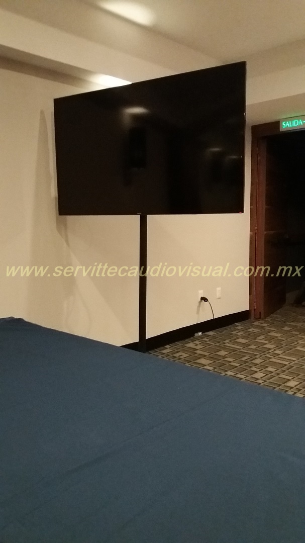 Pantalla de 60" en base de piso.  57
