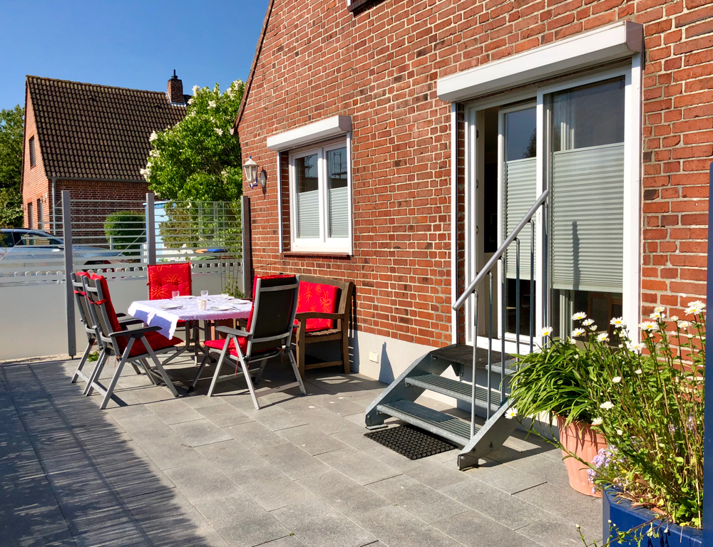 Großzügige eingezäunte Terrasse mit extra Garten zum Relaxen