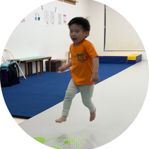 お母さん、お父さんと一緒に親子で体操