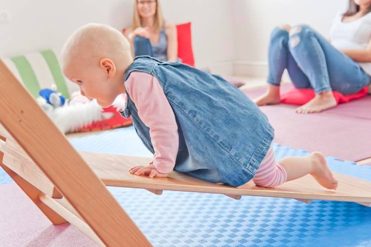 Wie dein Kind selbständig spielen lernt und welches starke Fundament sein Entdeckergeist dafür braucht