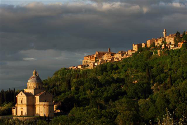 La bellezza di Montepulciano. In primo piano San Biagio. Itinerario di Vino.