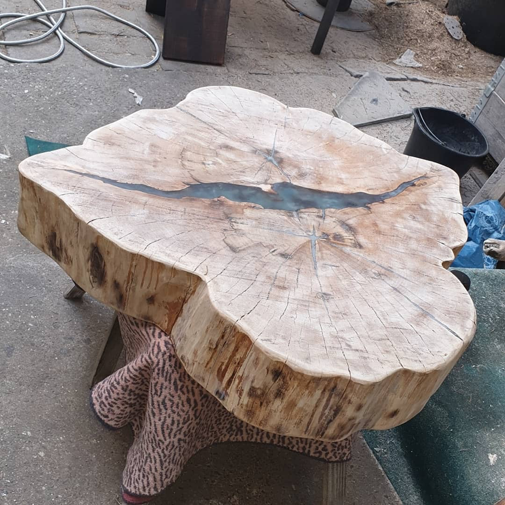 Baumscheibe Couchtisch mit Glas und Harz gefüllt 