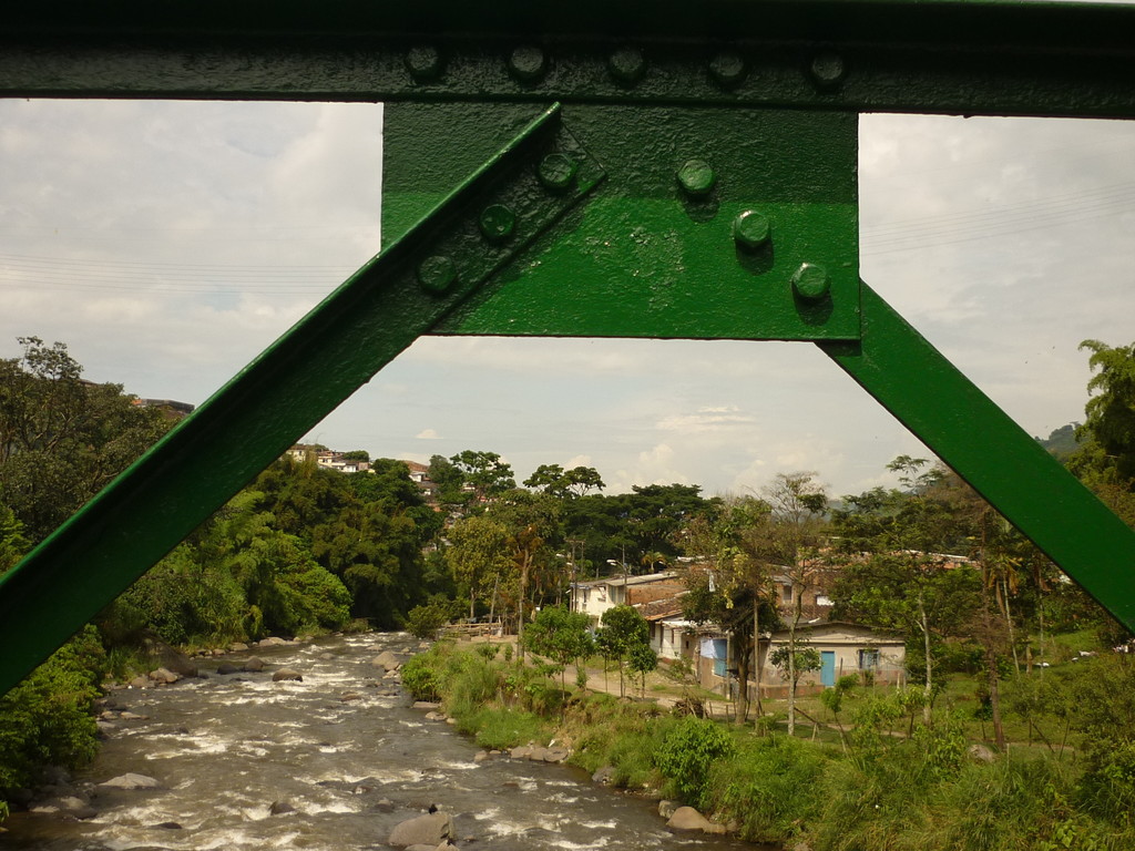 Río Otún sobre el puente del barrio Zea