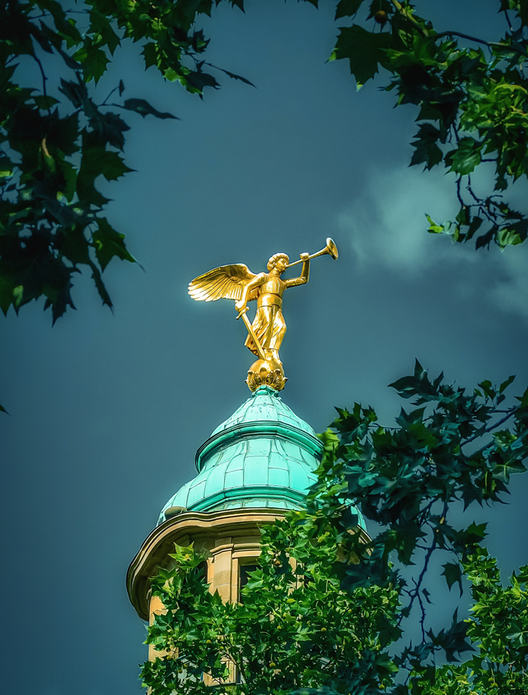 Engel über der Stadt Photoeternity