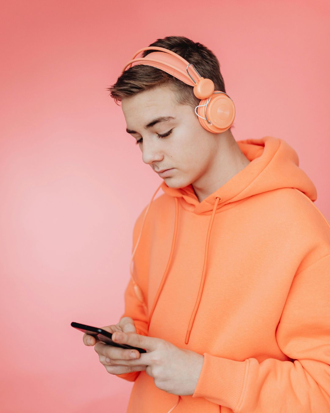 Le Paradoxe du Streaming : Pourquoi le rap domine les charts sans conquérir la planète