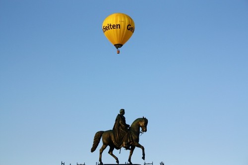 Reiterstandbild König Johann mit Freiluft-Ballon