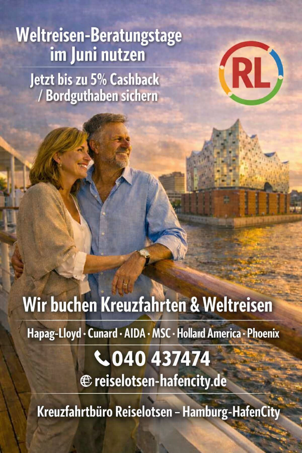 Zwei Reisende stehen auf dem Außendeck eines Kreuzfahrtschiffs im Hamburger Hafen und blicken bei Sonnenuntergang auf die Elbphilharmonie. Motiv für die Weltreisen‑Beratungstage im Juni - Reisebüro Reiselotsen zu Cunard, AIDA, MSC, Hapag-Lloyd u.a.