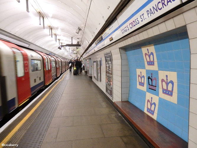 ロンドンの地下鉄は、ひと駅ひと駅下車して写真を撮りたくなるほどステキです。