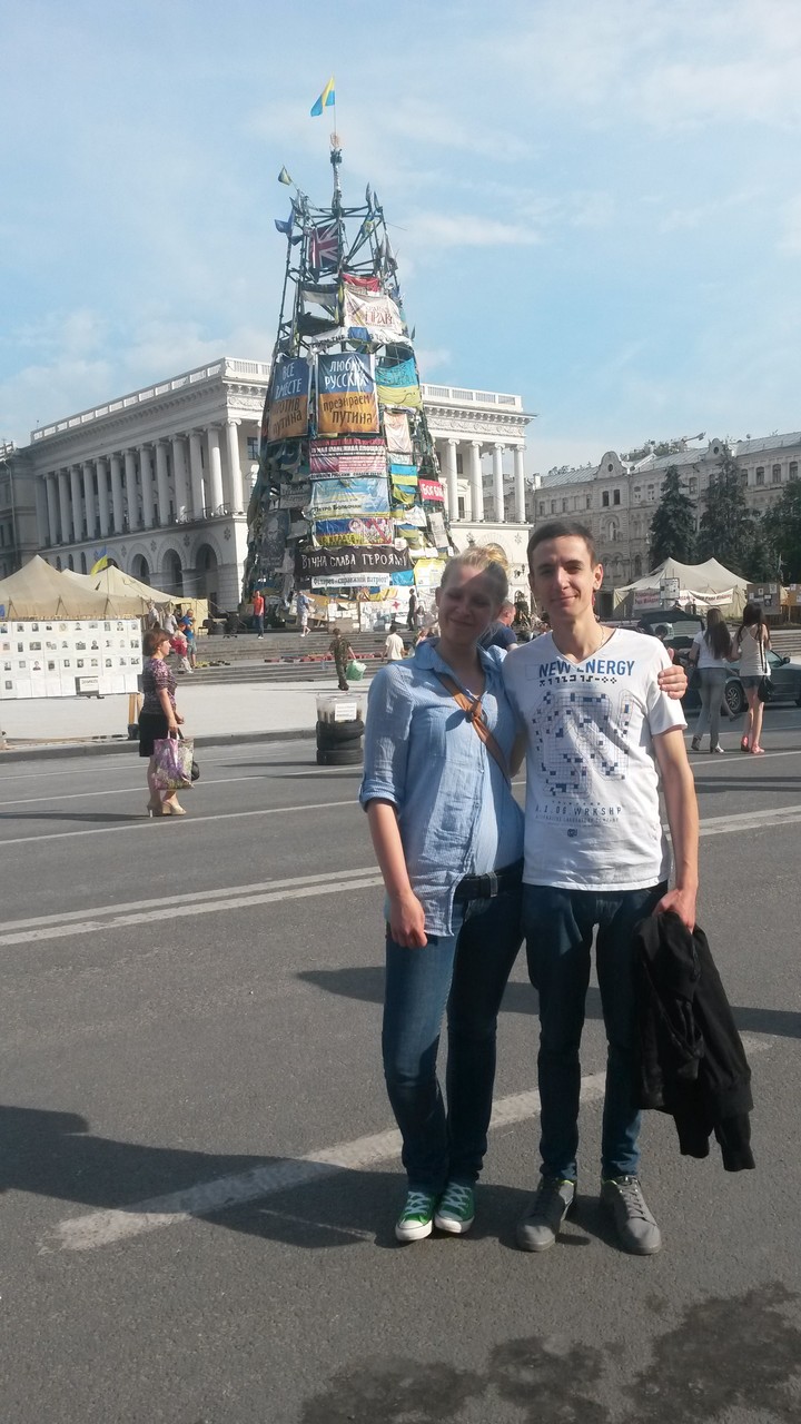 Leonie mit dem Sohn von Swetlana auf dem Maidan