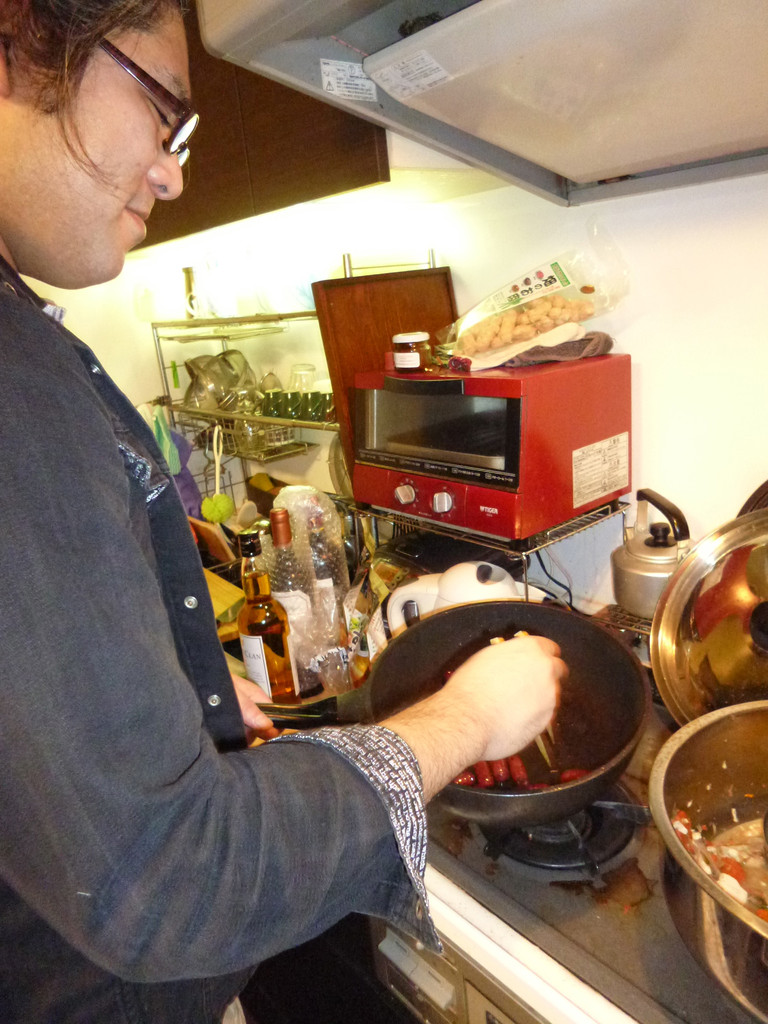 鍋ができるまで、差入の鹿肉のチョリソで『つなぎ』／これ、旨い！