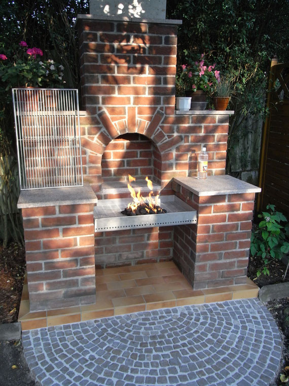 Bild: Ziegelstein,Grill,Ziegelsteine,Eigenbau,schwer,grillen,kreativ,Halbrundbogen,Feuerschale,Grillrost,Kamin,Abzug,Rauch,Fundament,Bodenfliesen,Pflastersteine