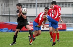 Un instante del encuentro de la pasada temporada en Ellakuri, que registró la clara victoria del Laudio por 4-0. Foto: José Montes.