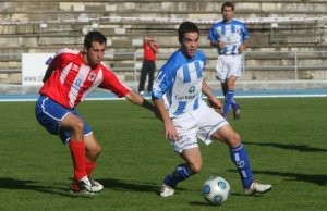 Tuto y Barrasa pugnan por el balón en el partido de la temporada 2009-10. Foto: Jose Montes.