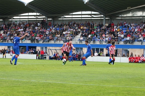 El Amorebieta perdió por 0-4 el pasado miércoles en Urritxe en un amistoso homenaje ante el Athletic. Foto: www.athletic-club.net