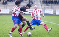 Paredes lucha por el esférico ante la presión de Iñaki y Corcobado. El Laudio venció contra pronóstico en el derbi de la 2007-08. Foto: Jose Montes.