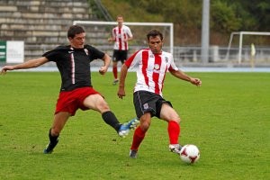 Imagen del partido de la primera vuelta, que terminó con un claro 4-1 a favor del Laudio. Foto: El Correo.
