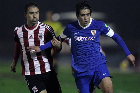 Larrainzar y Seguín luchan por el balón en el partido amistoso entre el Laudio y el Athletic disputado en noviembre en Ellakuri. Foto: www.athletic-club.net