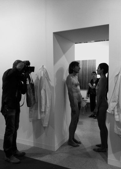 J.v.Troschke. Photographie eines Photographen, der die Reperformance "Imponderablia" 2012 auf der Art Basel 2012 photographiert; eine Wiederholung der Performance von Marina Abramovic und ULAY von 1972 in der Galeria d'Arte Modema Bologna