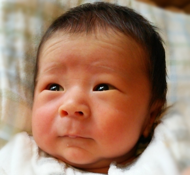 赤ちゃんのおでこのシワの原因とは？～２ヵ月育児相談より～