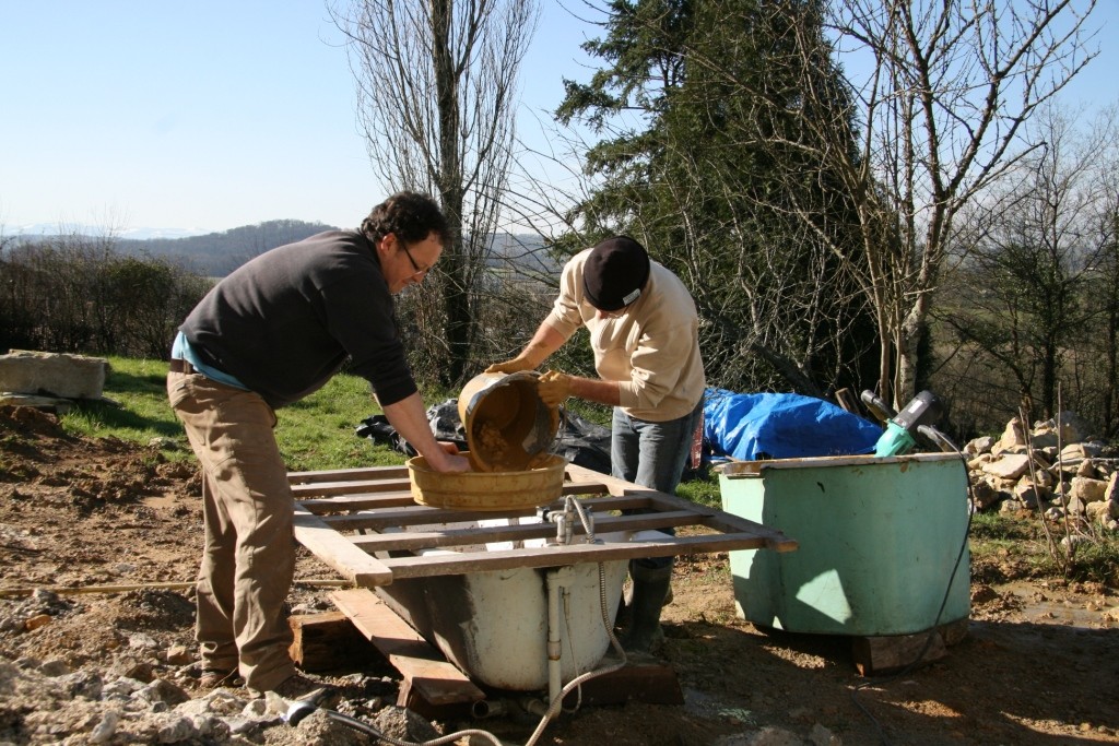 préparation de la terre du jardin pour les enduits