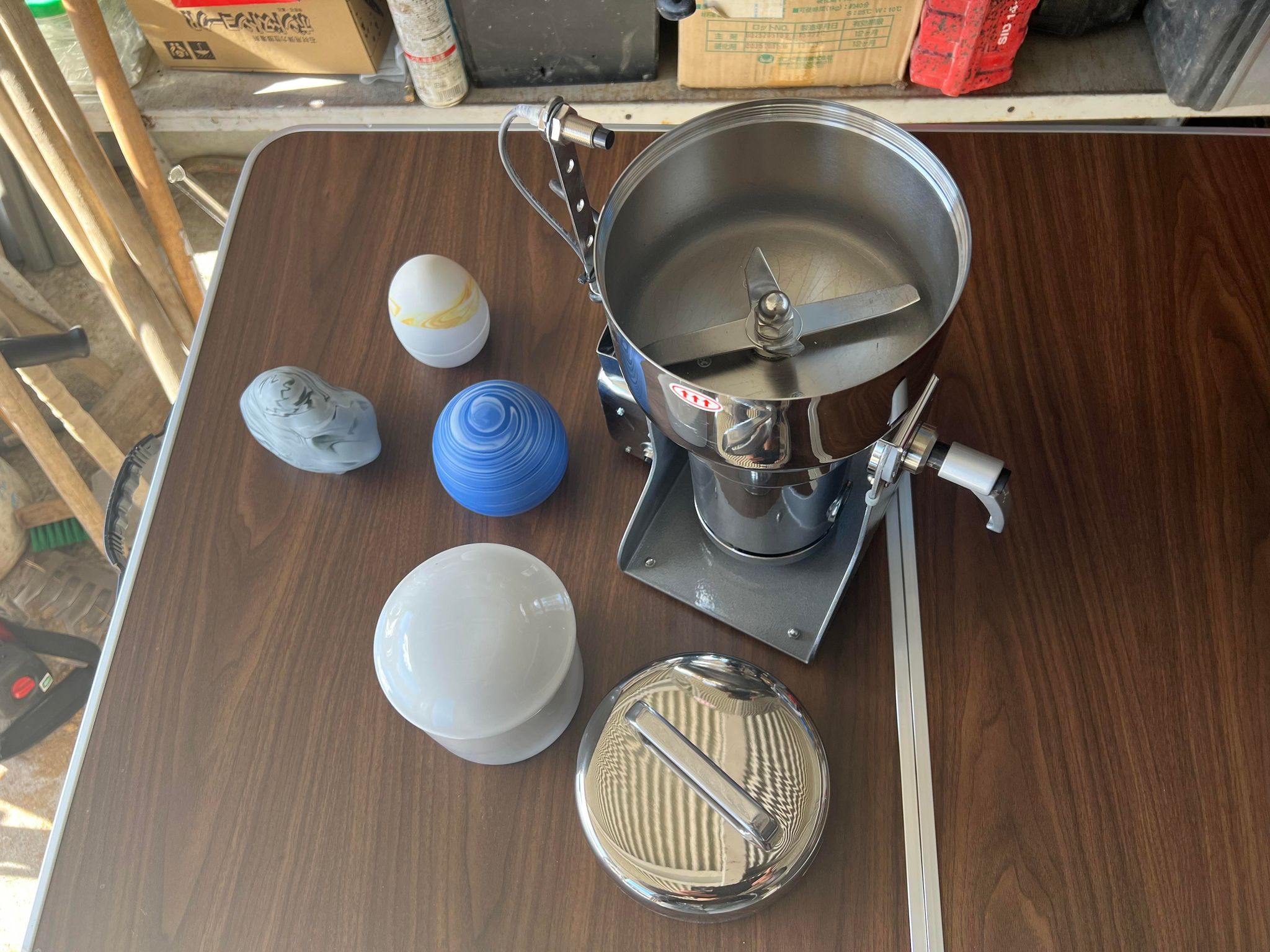 食品にも使用される機材にて丁寧に粉骨致します。