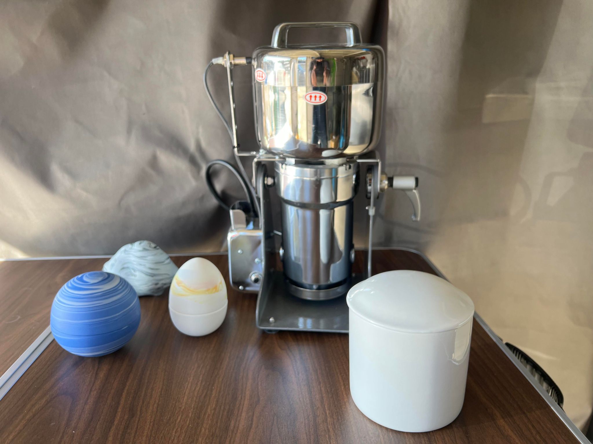 オリジナルの骨壷や容器も取り扱っております。