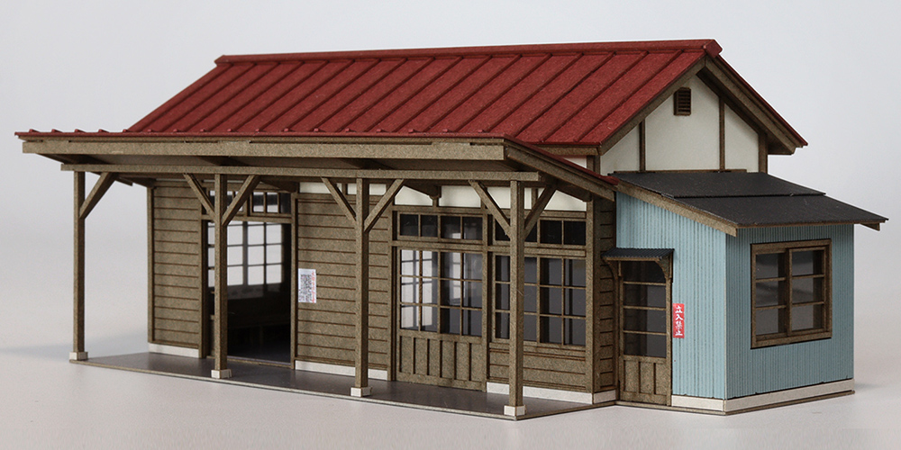 「田舎の木造小型駅舎」