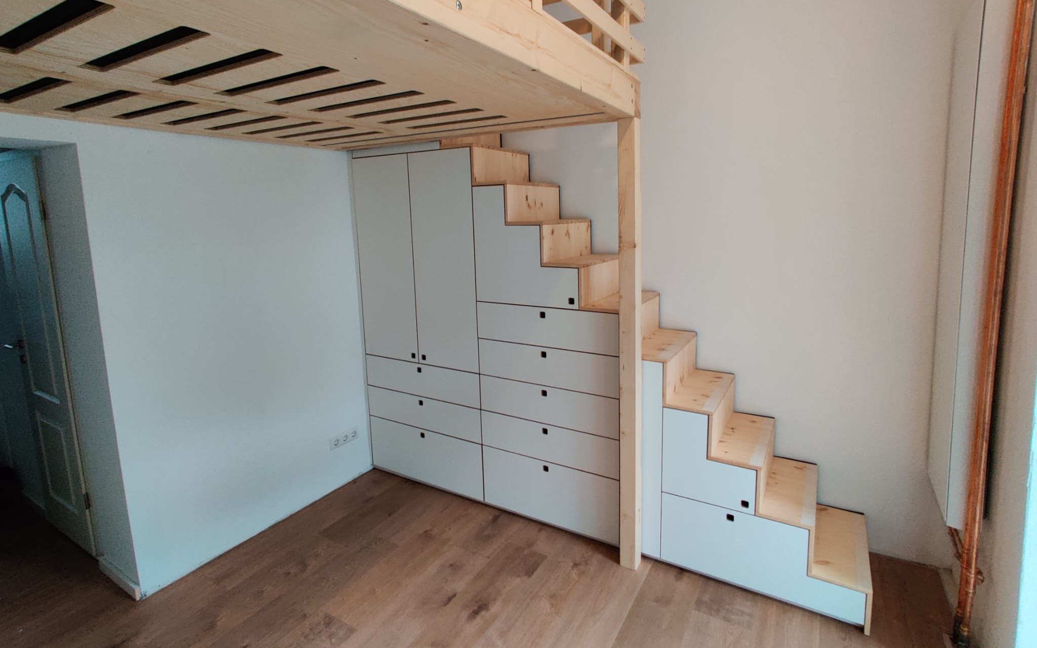 Hochebene mit Treppe, weiße Front, Holzstufen, integrierte Schubladen und Türen unter Treppe