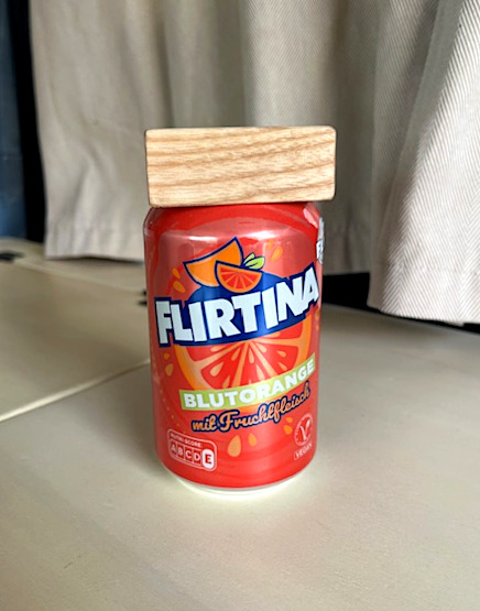 Rustikaler Dosendeckel auf Dose aus einem Holzwürfel, von der Seite